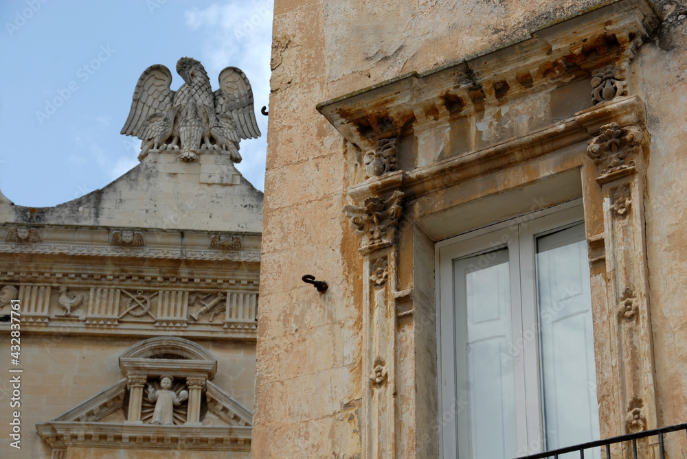 the alleys of Lecce are rich in treasures of Baroque architecture, statues, stone terraces and shabby buildings in vintage South American style.
