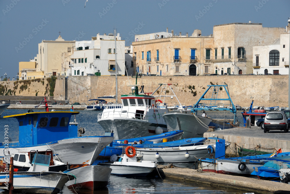 Gallipoli is a town of Salento on the coast of Puglia. The historic center is on an island offshore. In the ancient port the atmosphere is Mediterranean.