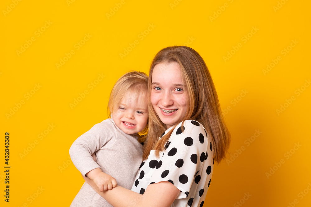 Lovely big sister admiring her baby sister. Adorable teen girl holding her  baby girl sister. Kids with large age gap. Big age difference between  siblings. Stock-Foto | Adobe Stock