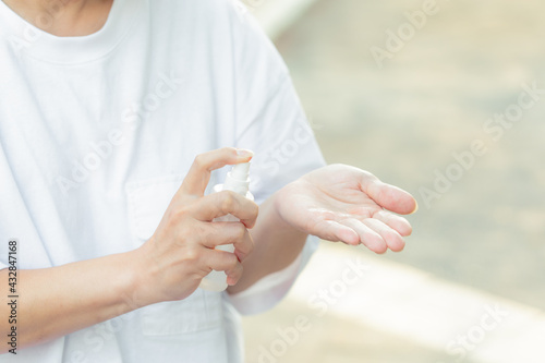 アルコール消毒する人