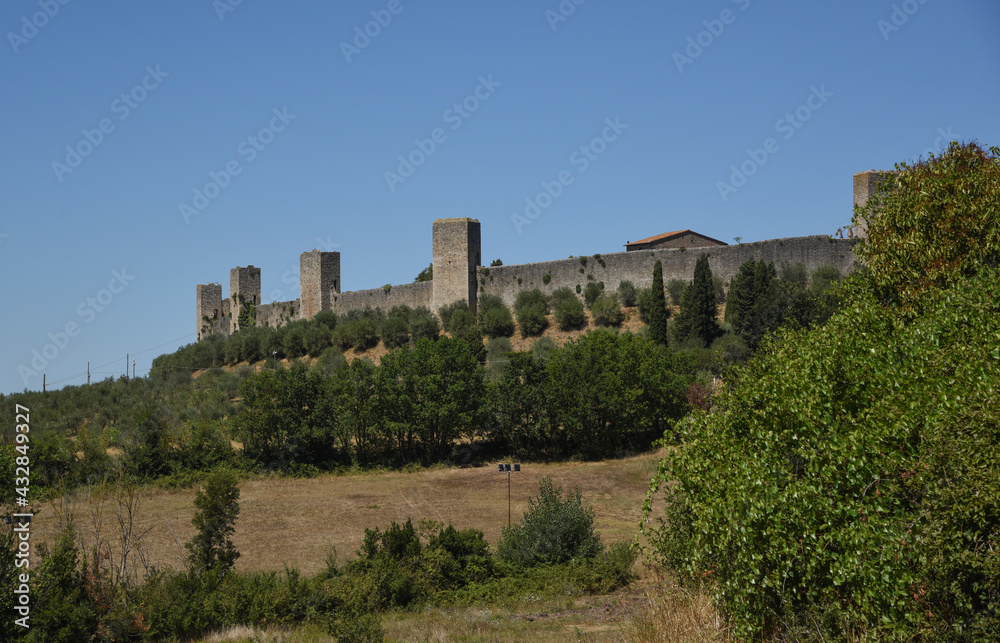 Le possenti mura di Monteriggioni, vicino a Siena
