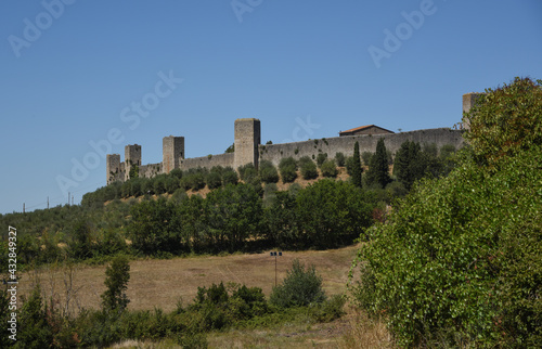 Le possenti mura di Monteriggioni  vicino a Siena