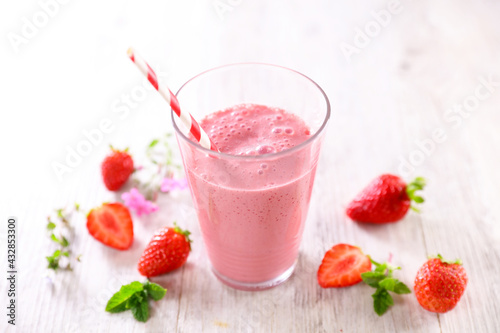 strawberry smoothie- berry fruit juice