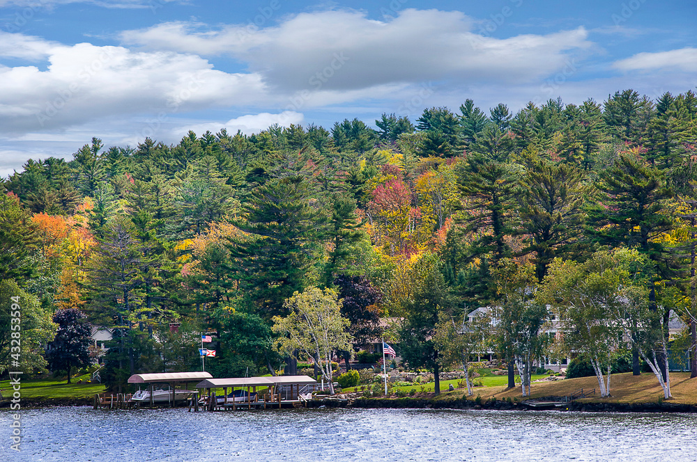 The Rivers, Lakes and Mountains of the New England States in Autumn Splendour.The Autumn colours are magnificent in New England.You can cruise on the lakes and marvel as the leaves turn red and gold

