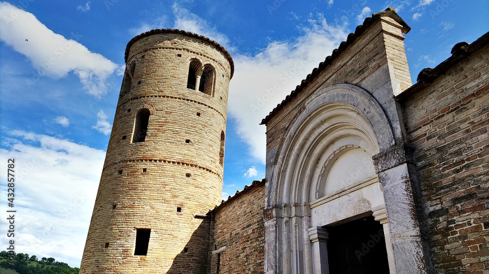 Abbazia romanica nella valle del chienti nelle marche