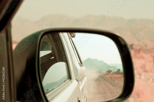 Car in desert © Galyna Andrushko