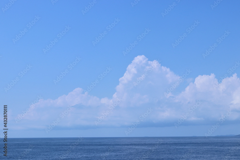 Fototapeta premium 晴れた青空と白い雲 と海