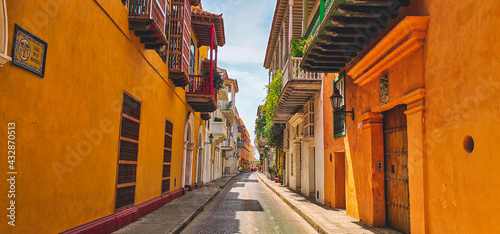 Bild auf Leinwand narrow street