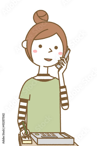 電話をする若い女性　ママ
