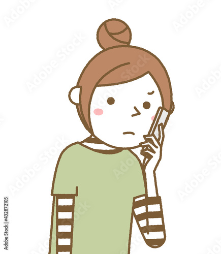スマホをじっと見る若い女性　ママ