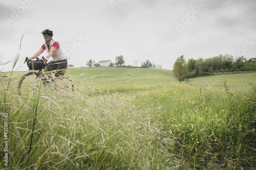 colline del Monferrato con ciclista