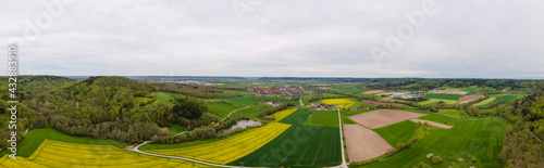 Panorama mit Rapsfelder und Windrad in Schwäbisch Hall © hdg033