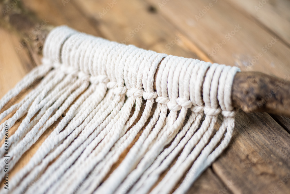 DIY Makramee, Handarbeit selber machen, Anleitung, Hobby, Baumwollfaden gebunden holzigen Untergrund DIY Makramee, Handarbeit selber machen, Anleitung, Hobby, Baumwollfaden gebunden holzigen Untergrund