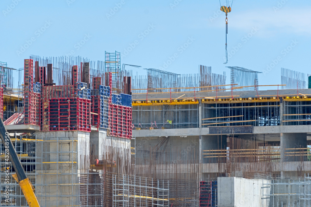 Building crane and building under construction