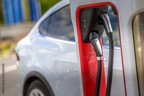 auto voiture electrique borne chargement environnement energie co2 carbone electric
