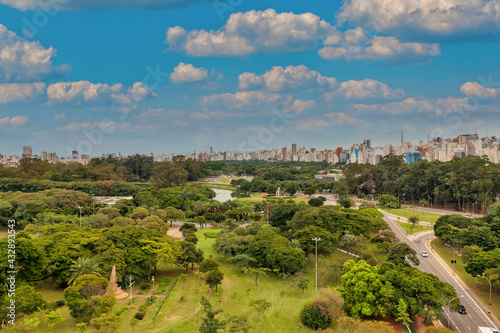 Foto aerea de São Paulo, muitas arvores e a megalopole ao fundo