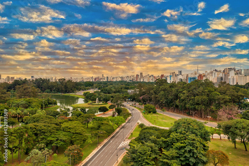 Foto aerea de São Paulo, muitas arvores e a megalopole ao fundo photo