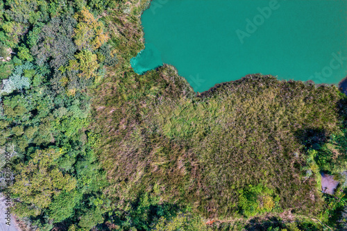 Foto aérea de um pequeno lago proximo as montanhas