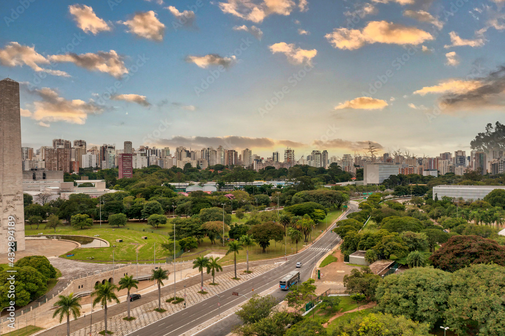 Foto aerea de São Paulo, muitas arvores e a megalopole ao fundo Foto aerea de São Paulo, muitas arvores e a megalopole ao fundo