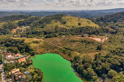 Foto aérea de um pequeno lago proximo as montanhas