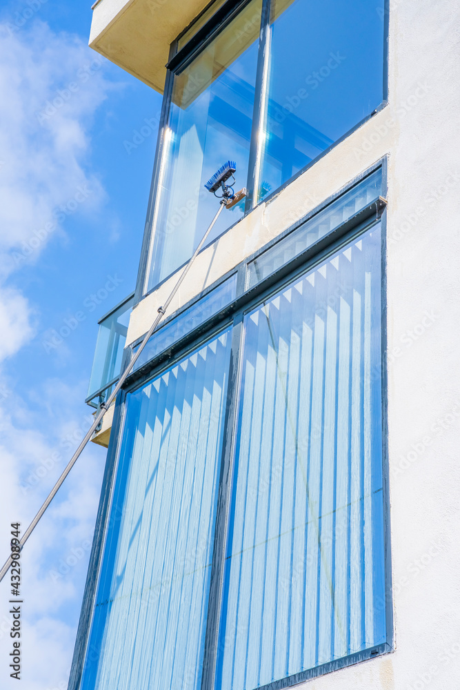 Obraz premium Equipment for washing and cleaning the window from the outside. Industrial climbers wash the windows of office building