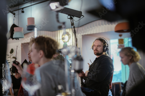 Fotografia Sound engineer with a microphone on the set