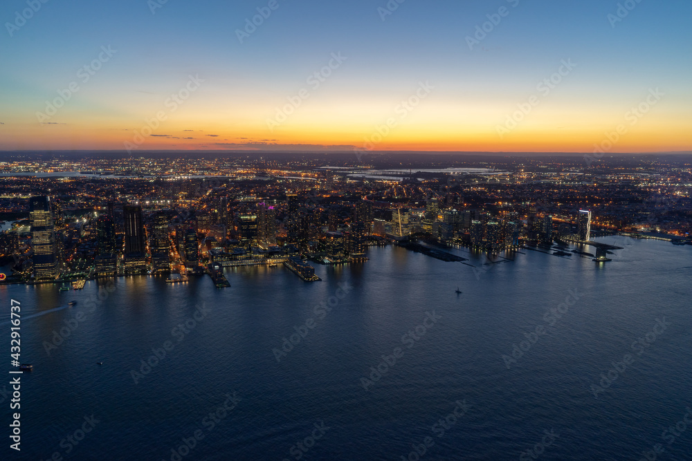 Sonnenuntergang über New Jersey vom One World Trade Center Observatory aus gesehen.