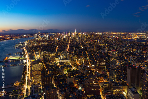 Die Nacht bricht ein über New York City. Fotografiert vom One World Trade Center Observatory