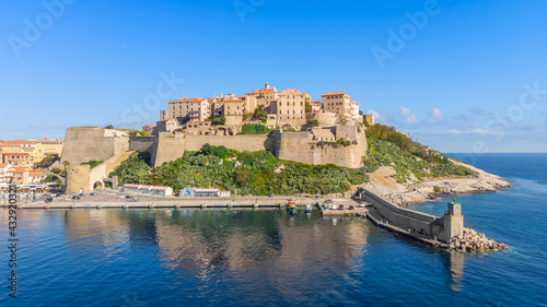 Vue en drone de la Citadelle de Calvi avec l'entrée de son port photo