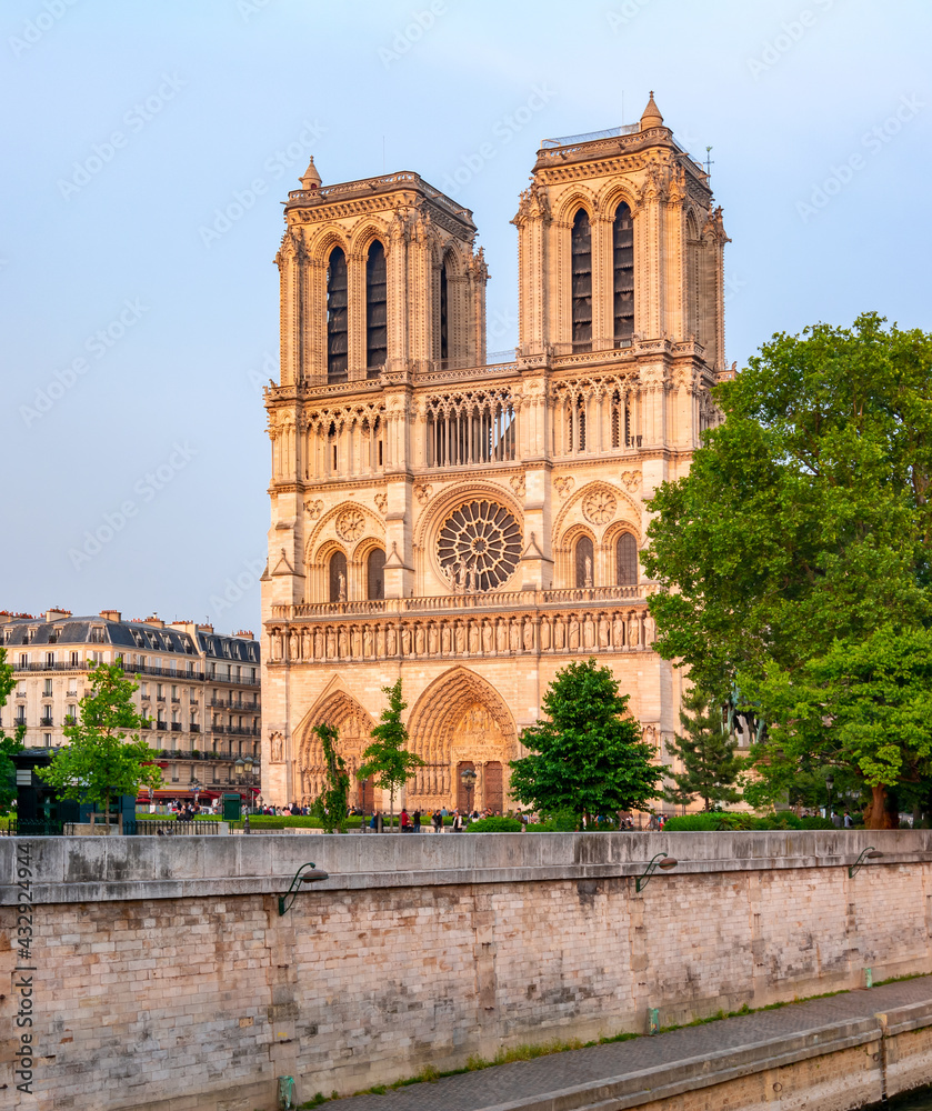 Obraz premium Notre-Dame de Paris Cathedral at sunset, France