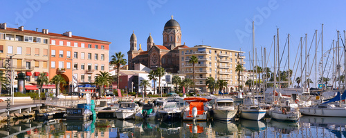 Panoramique du port à la Basilique de Saint-Raphael (83700), département du Var en région Provence-Alpes-Côte-d'Azur, France