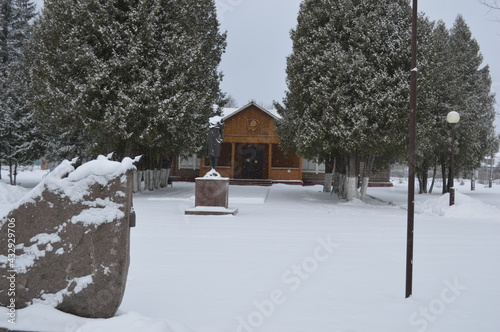 Russia, Moscow region, Petrishchevo, monument to Zoya kosmodemyanskaya, house in the snow photo