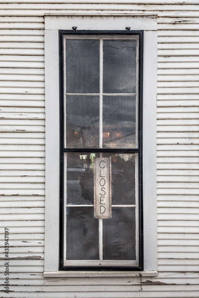 Fototapeta premium Old store window with a closed sign in the window in Texas