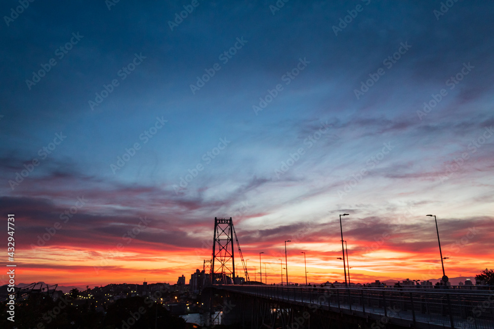 Pôr do sol avermelhado e a silhueta escura na estrutura da Ponte Hercílio Luz , Santa Catarina, Brasil, florianopolis , Florianópolis