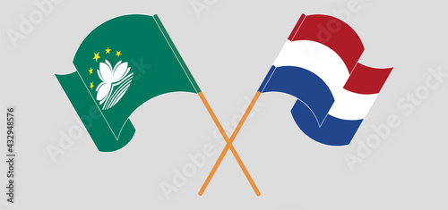 Foto Crossed and waving flags of Macau and the Netherlands