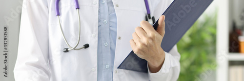 Fotografía Silhouettes of doctor holding clipboard in medical office