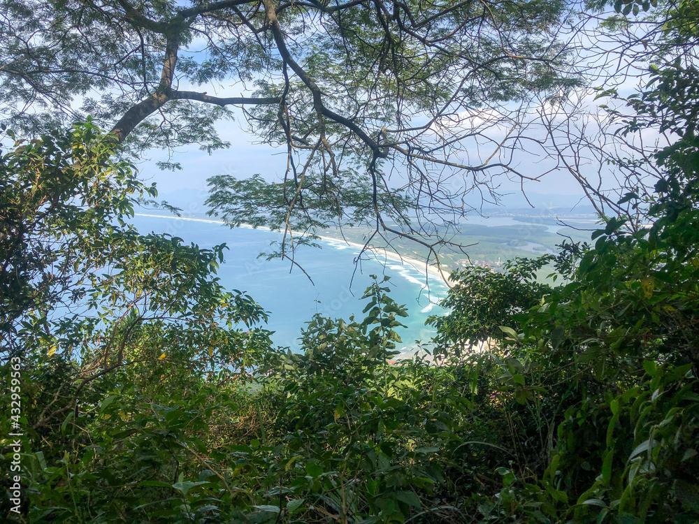 Praias do rio de janeiro,, belas praias azul, subida pela trila no topo da serra, árvores verdes, mar azul, fauna da mata atlântica.