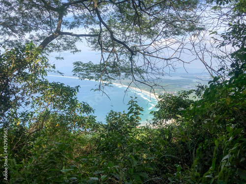 Praias do rio de janeiro,, belas praias azul, subida pela trila no topo da serra, árvores verdes, mar azul, fauna da mata atlântica.
