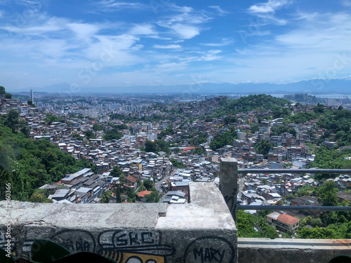 Corcovado do rio de janeiro, onde é visível a favela abaixo no topo do corcovado