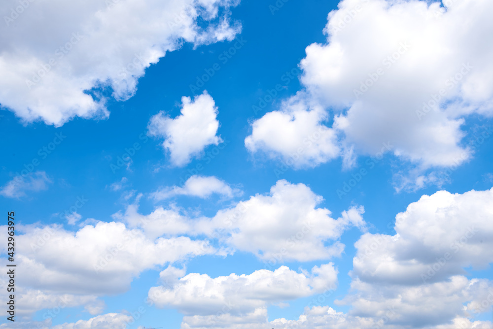 Fototapeta premium The blue sky is white clouds