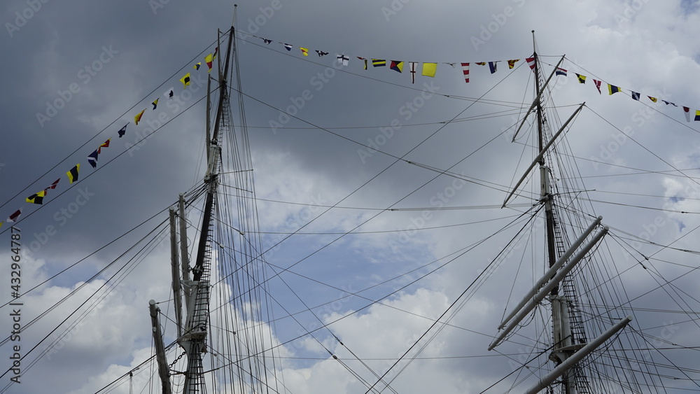 Fototapeta premium ship mast in the blue sky