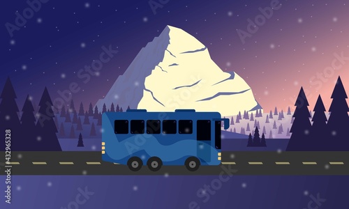 Autobús en medio de la carretera con montañas de fondo.