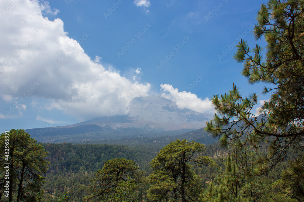 Mesmerizing view of Popocatepetl volcano in Mexico Mesmerizing view of Popocatepetl volcano in Mexico