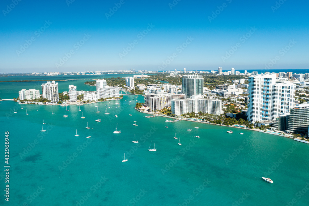 Naklejka premium Aerial drone view of Miami Beach from the intracoastal waterway