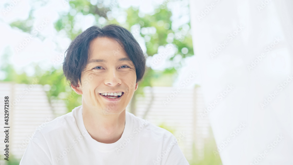 さわやかな笑顔の男性 美容イメージ 男性化粧品 メンズビューティー さわやかな笑顔の男性 美容イメージ 男性化粧品 メンズビューティー