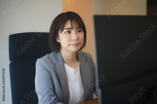 パソコンを使う女性社員