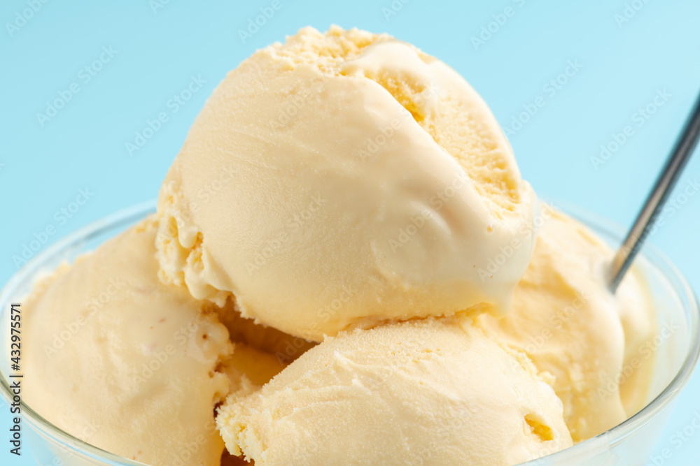皿に盛り付けられたバニラアイスクリーム Stock Photo Adobe Stock