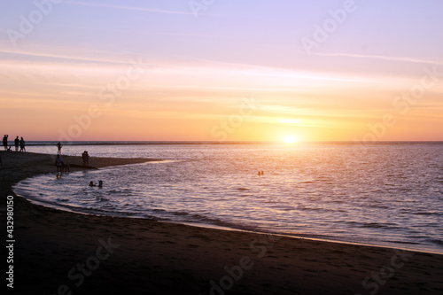 Tableau sur toile romantic moment sandbeach with sunset timer in
