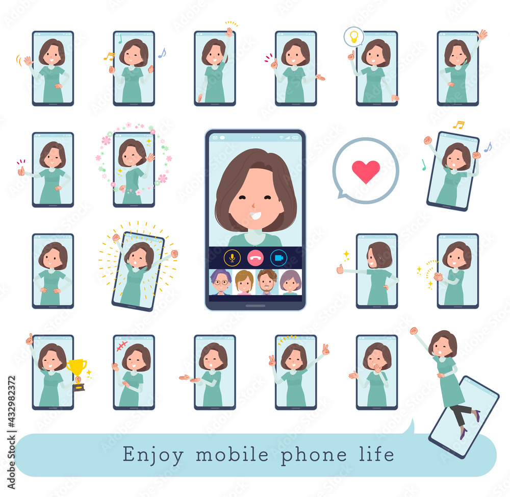 スマホ・オンラインを楽しむチュニック中年女性のセット スマホ・オンラインを楽しむチュニック中年女性のセット