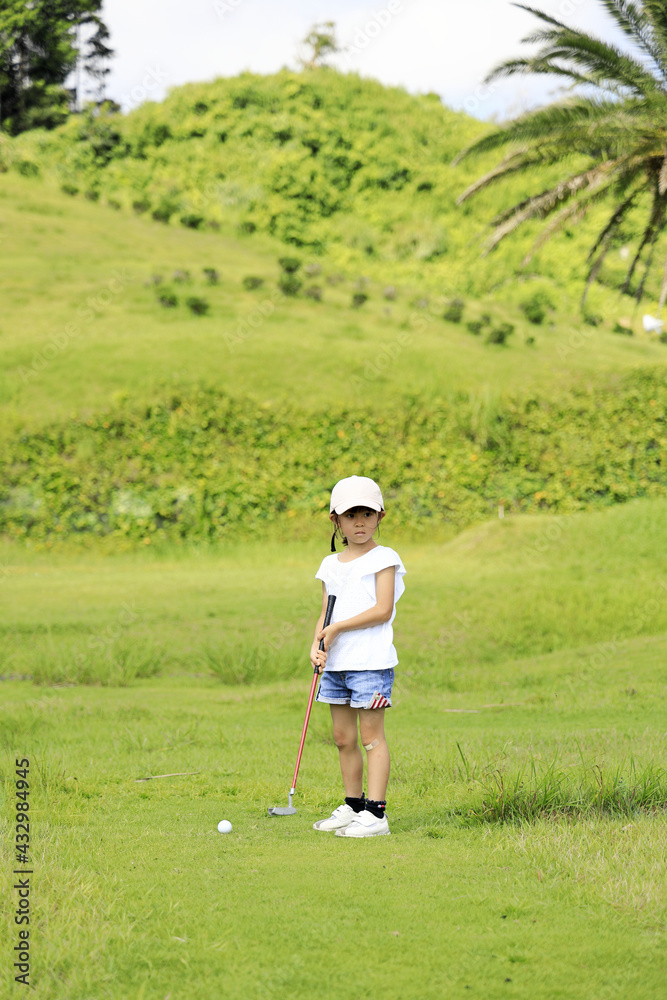 パターゴルフをする幼児(5歳児)
